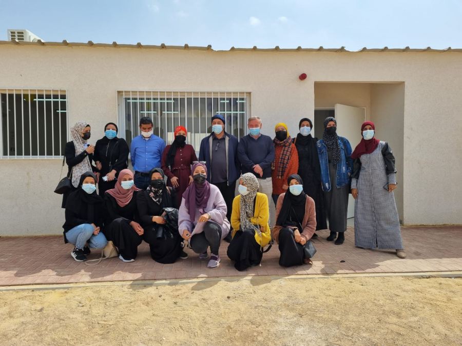 المشاركون في الدورة التحضيرية للحياة بمبادرة الجمعية للتطوع ينفذون أعمال ترميم وتنظيف في مدارس واحة الصحراء